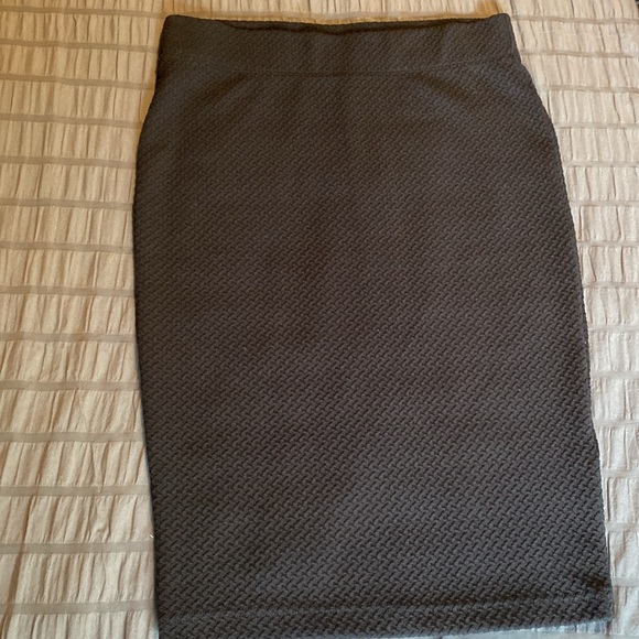 Banana Republic NWOT skirt. Form fitting. No pockets. No slit. Size 6. Black. - Picture 4 of 6